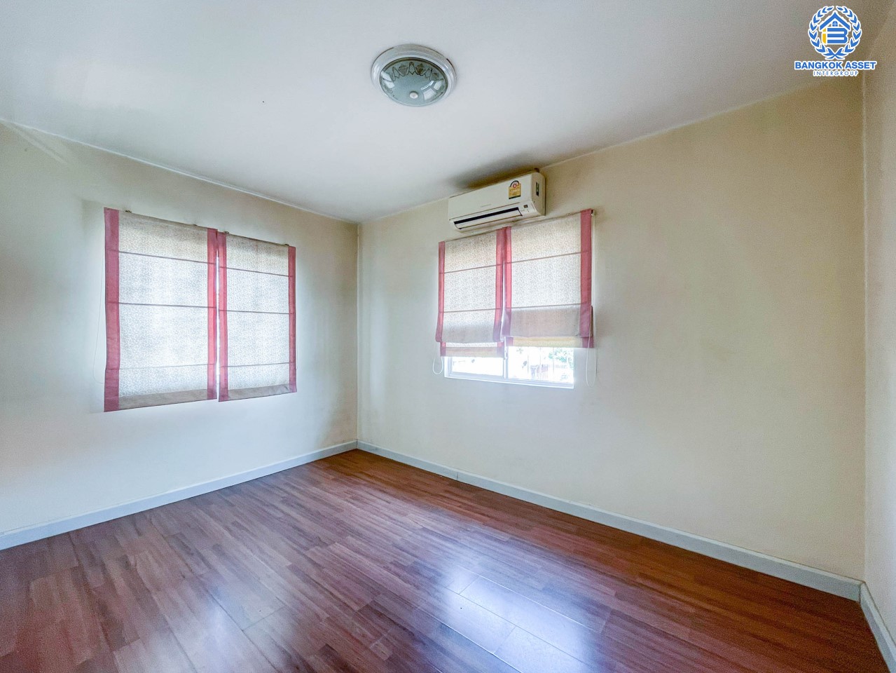 *****ทาวน์เฮ้าส์มือสอง ย่านนนทบุรี หลังมุม ม.พฤกษา37 บางใหญ่-กาญจนาภิเษก เนื้อที่ 21.6 ตร.ว. ฟังก์ชัน 3 ห้องนอน 2 ห้องน้ำ จอดรถได้ 1 คัน ต่อเติมครัว โรงรถพร้อมอยู่ บนทำเลเดินทางสะดวก ใกล้เซ็นทรัลเวสต์เกต และรถไฟฟ้าสายสีม่วง "สถานีคลองบางไผ่"